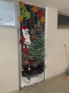 SE LLEVÓ A CABO LA PRESENTACIÓN DE LAS PUERTAS NAVIDEÑAS DECORADAS POR EL ALUMNADO UNIVERSITARIO QUE CONCURSARÁN ESTE AÑO 2024